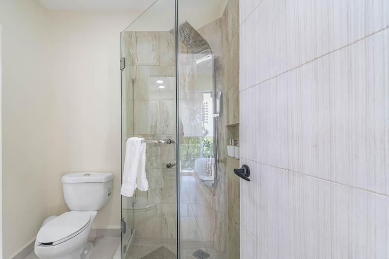 2 BD Suite with Balcony Rooftop Pool Hot Tub Gym #207 - image 18