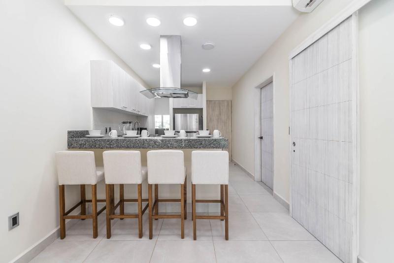 2 BD Suite with Balcony Rooftop Pool Hot Tub Gym #207 - image 25