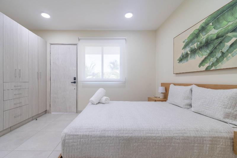 2 BD Suite with Balcony Rooftop Pool Hot Tub Gym #207 - image 11