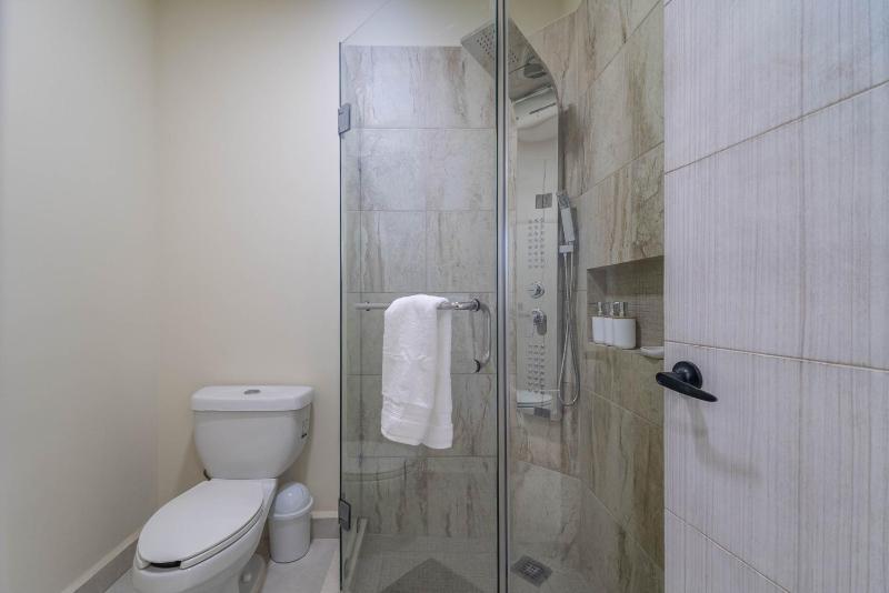 2 BD Suite with Balcony Rooftop Pool Hot Tub Gym #207 - image 31