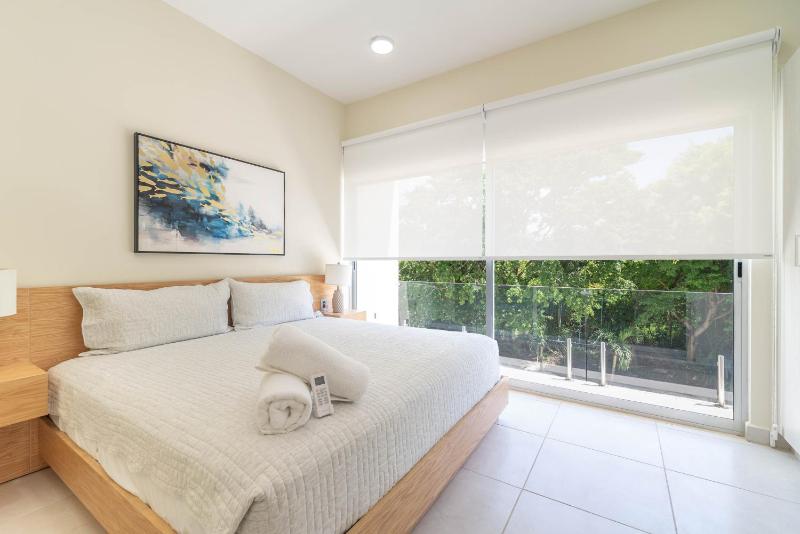 2 BD Suite with Balcony Rooftop Pool Hot Tub Gym #207 - image 30