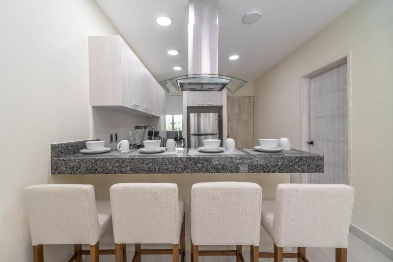 2 BD Suite with Balcony Rooftop Pool Hot Tub Gym #207 - image 22