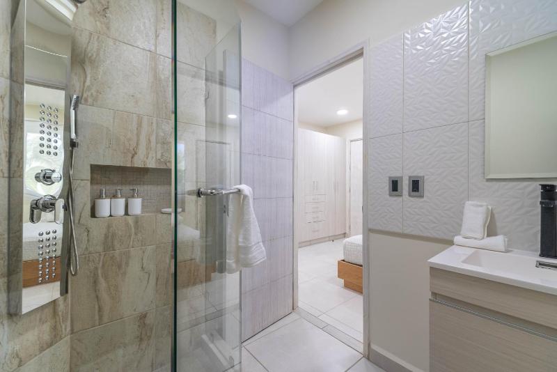 2 BD Suite with Balcony Rooftop Pool Hot Tub Gym #207 - image 32