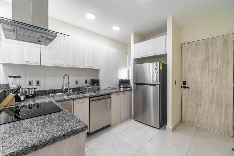 2 BD Suite with Balcony Rooftop Pool Hot Tub Gym #207 - image 13