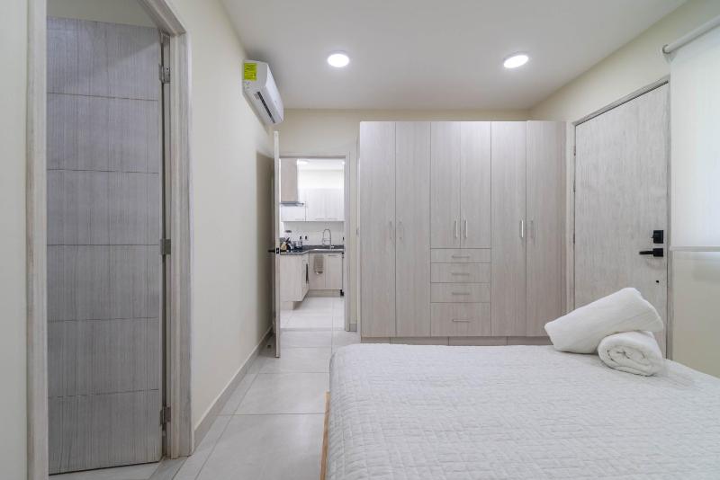 2 BD Suite with Balcony Rooftop Pool Hot Tub Gym #207 - image 35