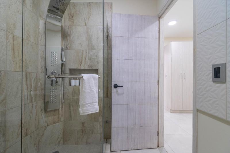 2 BD Suite with Balcony Rooftop Pool Hot Tub Gym #207 - image 2