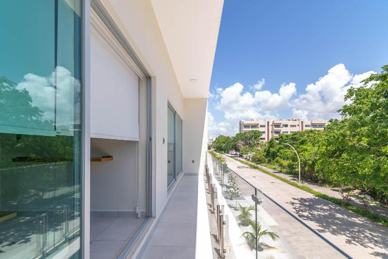 2 BD Suite with Balcony Rooftop Pool Hot Tub Gym #207 - image 4
