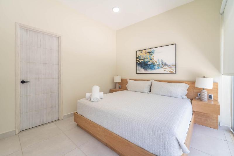 2 BD Suite with Balcony Rooftop Pool Hot Tub Gym #207 - image 37