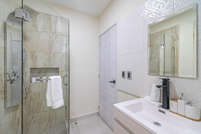 2 BD Suite with Balcony Rooftop Pool Hot Tub Gym #207 - image 33