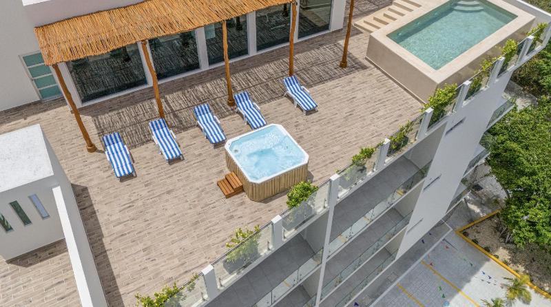2 BD Suite with Balcony Rooftop Pool Hot Tub Gym #207 - image 16