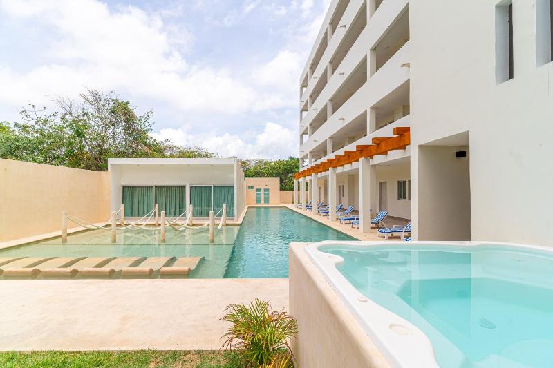 2 BD Suite with Balcony Rooftop Pool Hot Tub Gym #207 - image 15