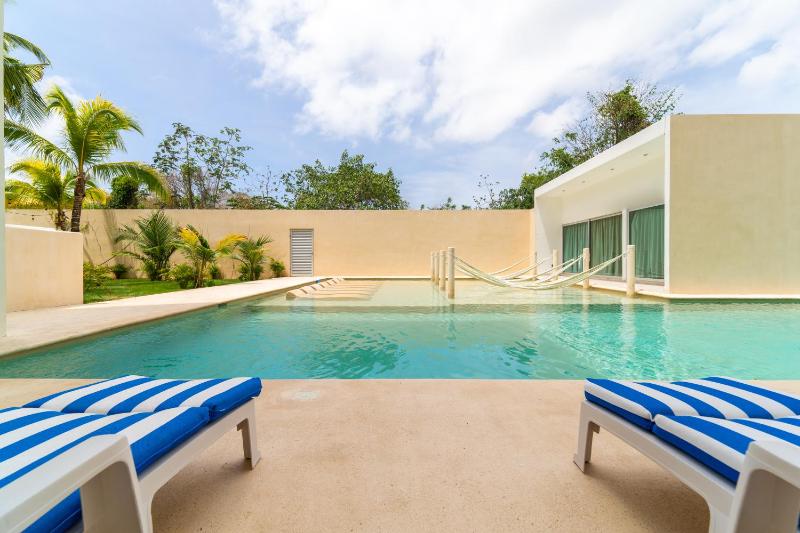 2 BD Suite with Balcony Rooftop Pool Hot Tub Gym #207 - image 42