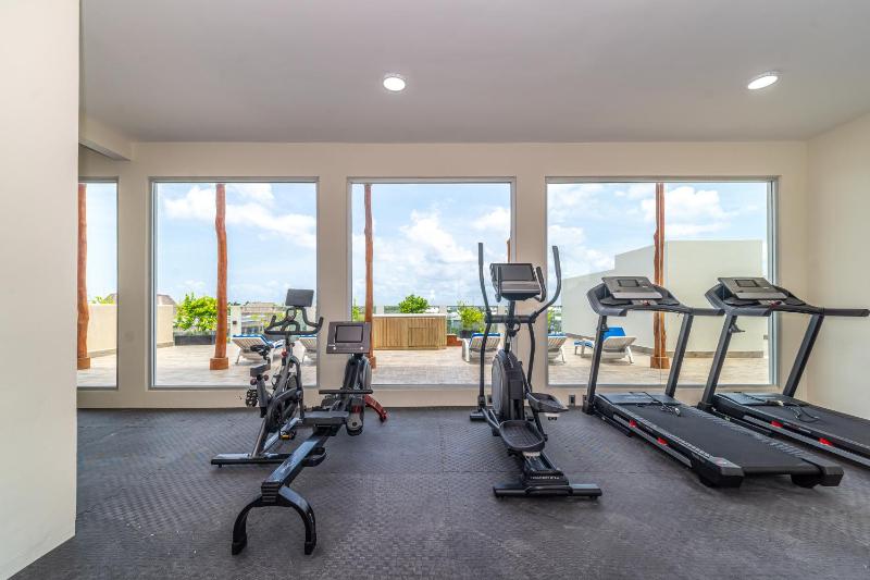 2 BD Suite with Balcony Rooftop Pool Hot Tub Gym #207 - image 10