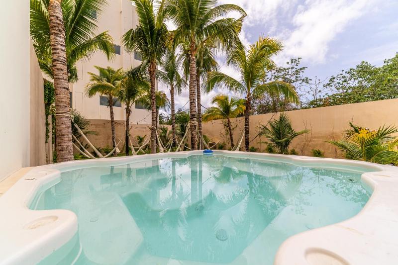 2 BD Suite with Balcony Rooftop Pool Hot Tub Gym #207 - image 12