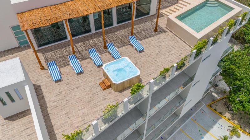 2 BD Suite with Balcony Rooftop Pool Hot Tub Gym #207 - image 21