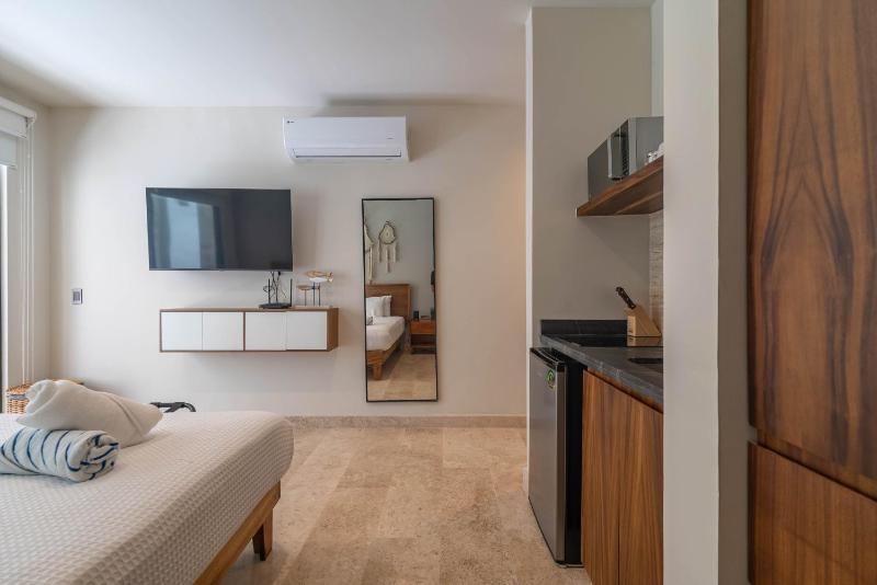 King Suite with Rooftop Pool Sauna Gym Parking - image 13