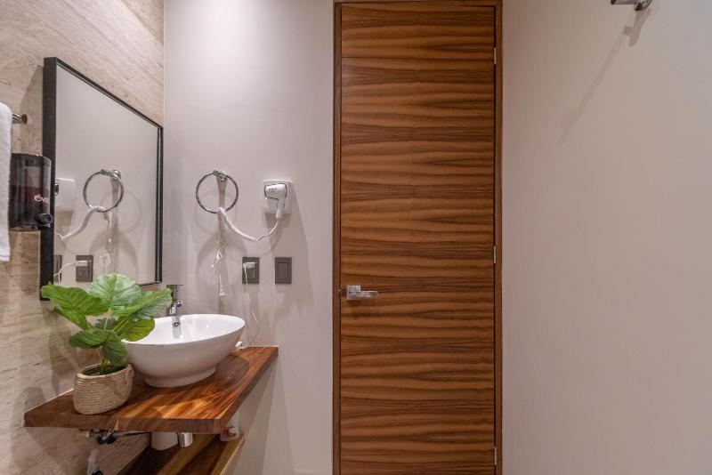 King Suite with Rooftop Pool Sauna Gym Parking - image 11