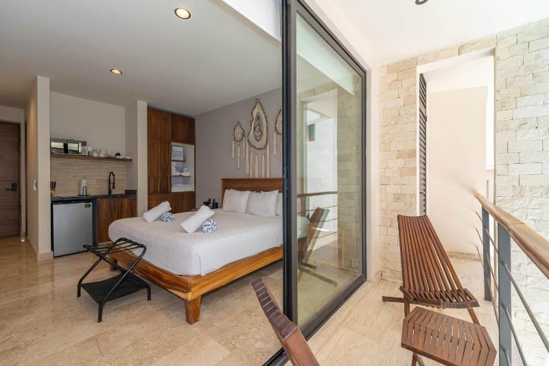 King Suite with Rooftop Pool Sauna Gym Parking - image 8
