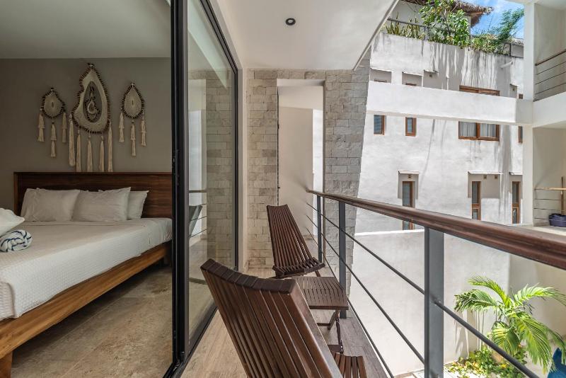King Suite with Rooftop Pool Sauna Gym Parking - image 7