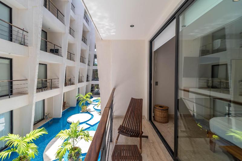 King Suite with Rooftop Pool Sauna Gym Parking - image 2