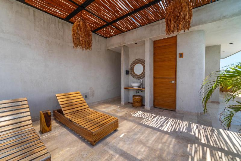 King Suite with Rooftop Pool Sauna Gym Parking - image 16