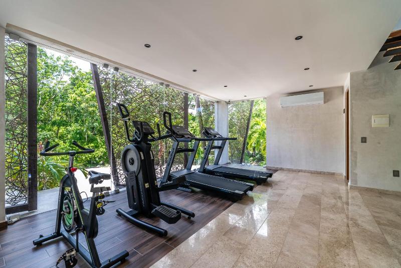 King Suite with Rooftop Pool Sauna Gym Parking - image 10