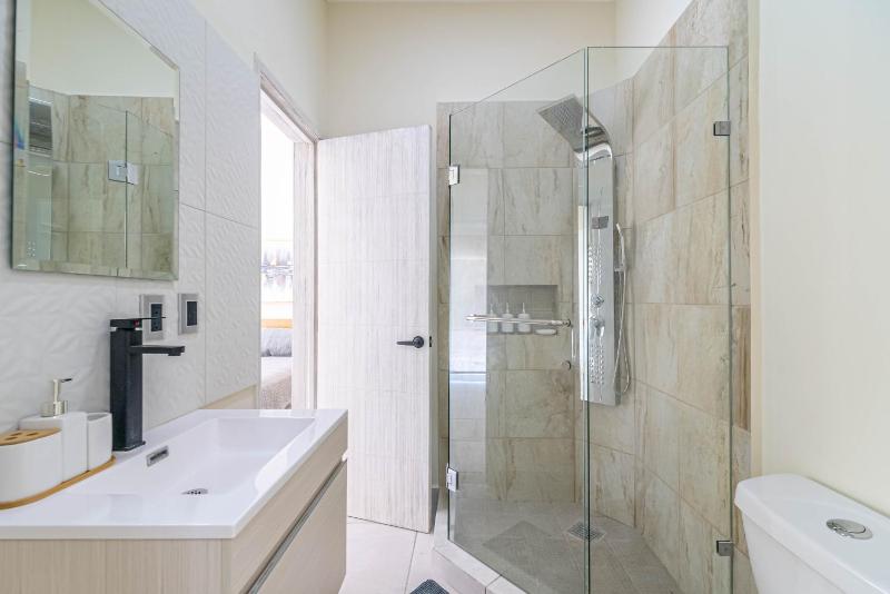 2 BD with Balcony Rooftop Pool Hot Tub Gym - image 24