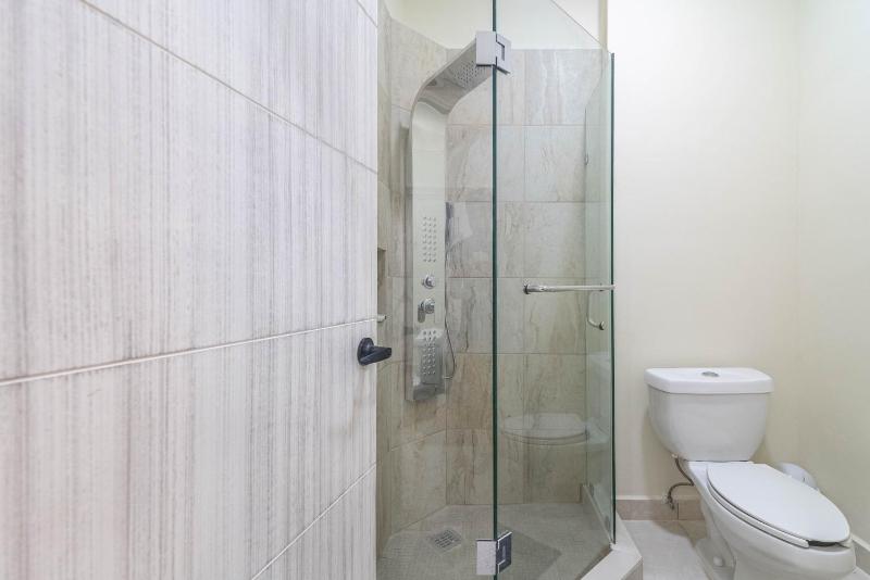 2 BD with Balcony Rooftop Pool Hot Tub Gym - image 22
