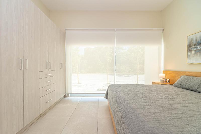 2 BD with Balcony Rooftop Pool Hot Tub Gym - image 23