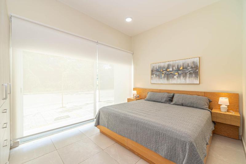 2 BD with Balcony Rooftop Pool Hot Tub Gym - image 8