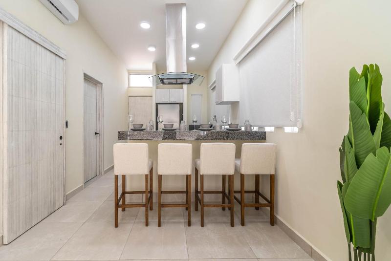 2 BD with Balcony Rooftop Pool Hot Tub Gym - image 37