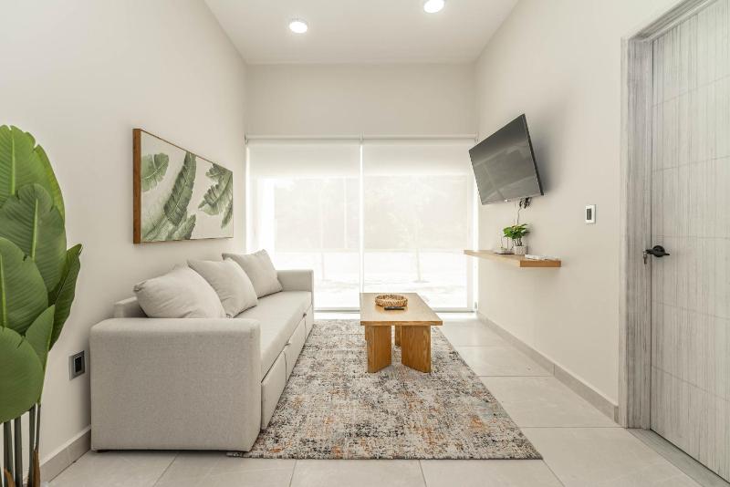 2 BD with Balcony Rooftop Pool Hot Tub Gym - image 26