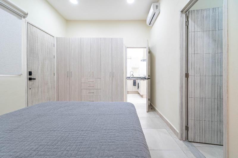 2 BD with Balcony Rooftop Pool Hot Tub Gym - image 6