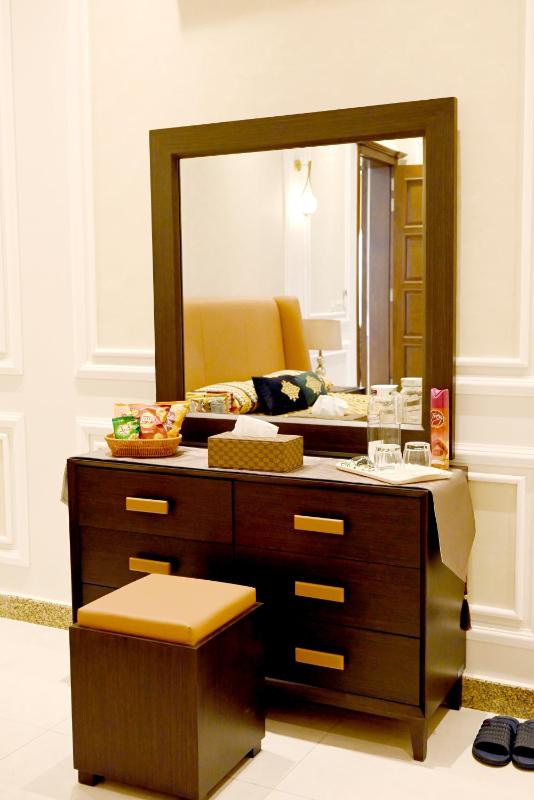 Luxury Spanish Villa Close to Raya Fairways Commercial - image 7