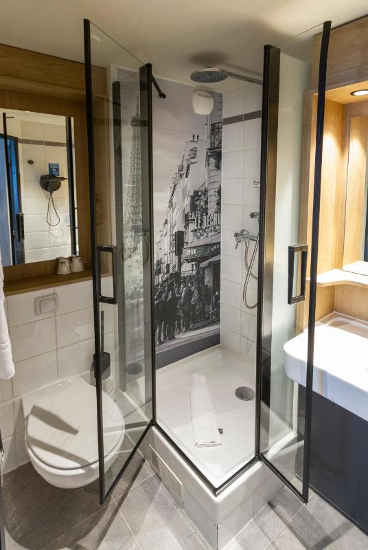 Superior Room - 1 Queen Bed image 3