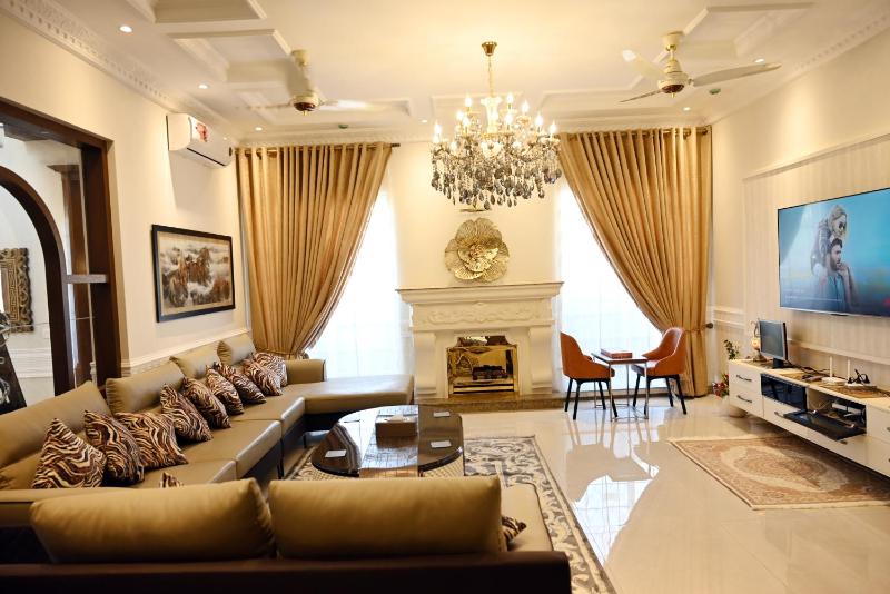 Luxury Spanish Villa Close to Raya Fairways Commercial - image 15