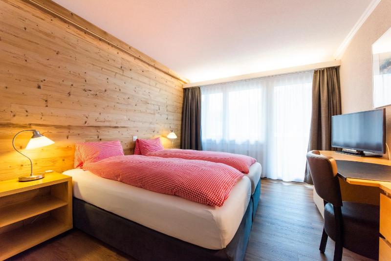 Twin Room with Lake View image 3