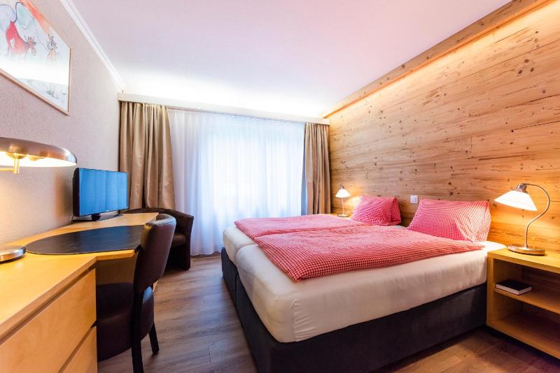 Twin Room with Lake View image 1