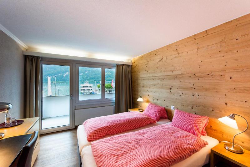 Twin Room with Lake View image 4