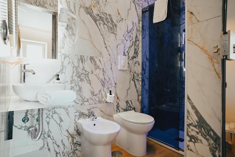 Superior Double Room with Sea View image 2