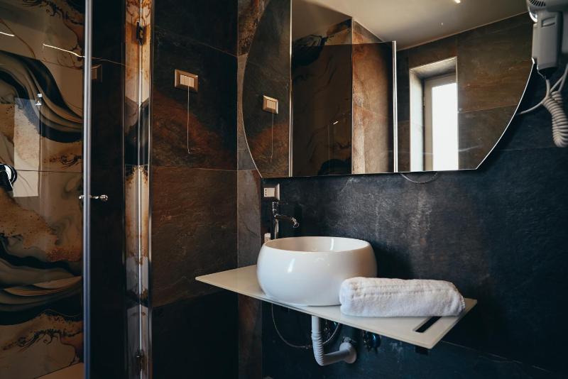Standard Double or Twin Room image 4