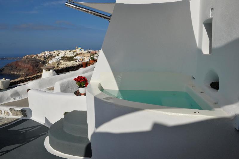 Traditional Cave House with Outdoor Hot Tub and Caldera View image 2