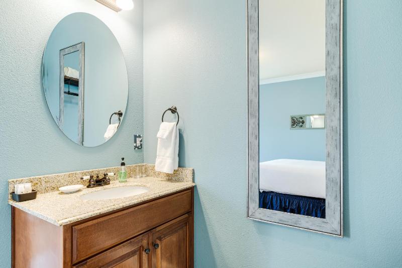 Standard King Room image 2