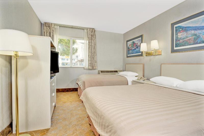 Queen Room with Two Queen Beds - Non-Smoking image 1