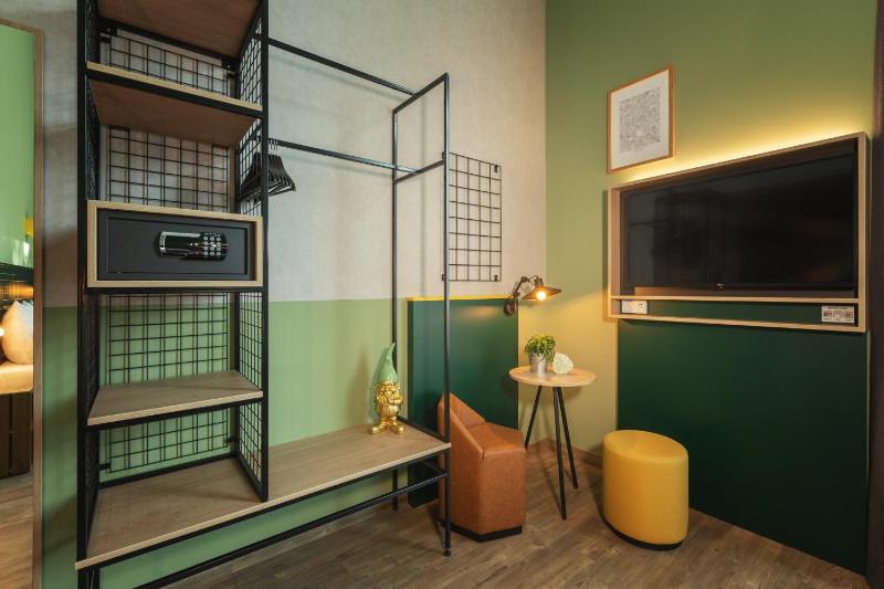 Standard Queen Room image 2