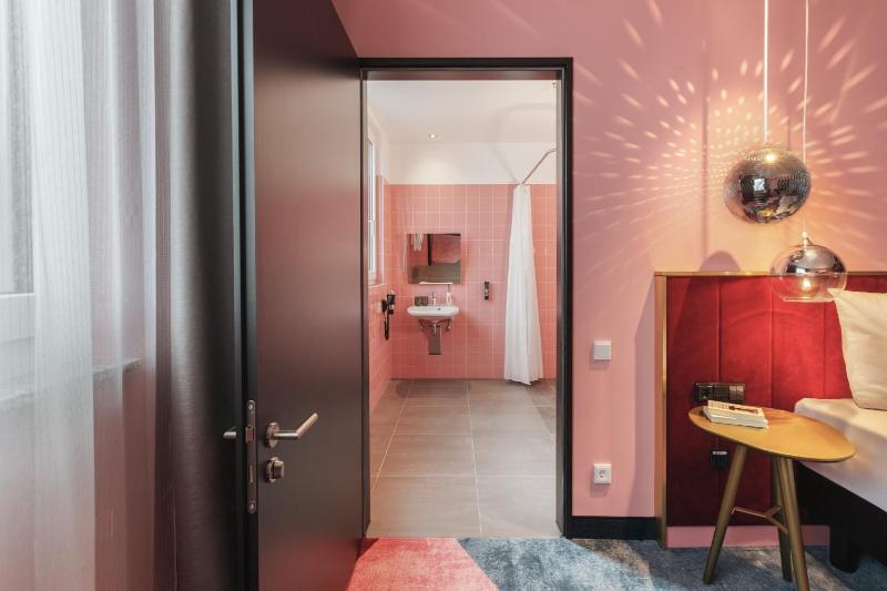 Standard Queen Room - Disability Access image 2