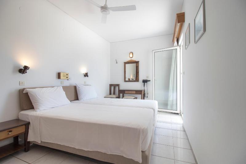 Twin Room with Side Sea View image 3