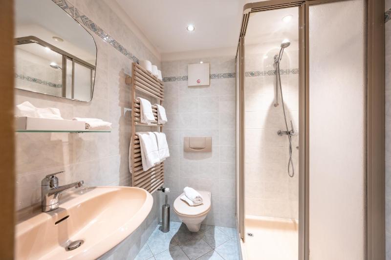 Twin Room with Shared Bathroom image 1