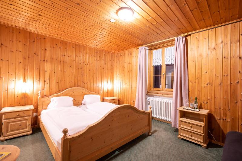 Twin Room with Shared Bathroom image 2