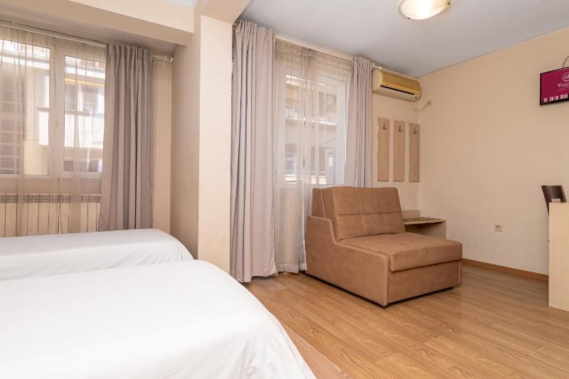Triple Room with Balcony image 4